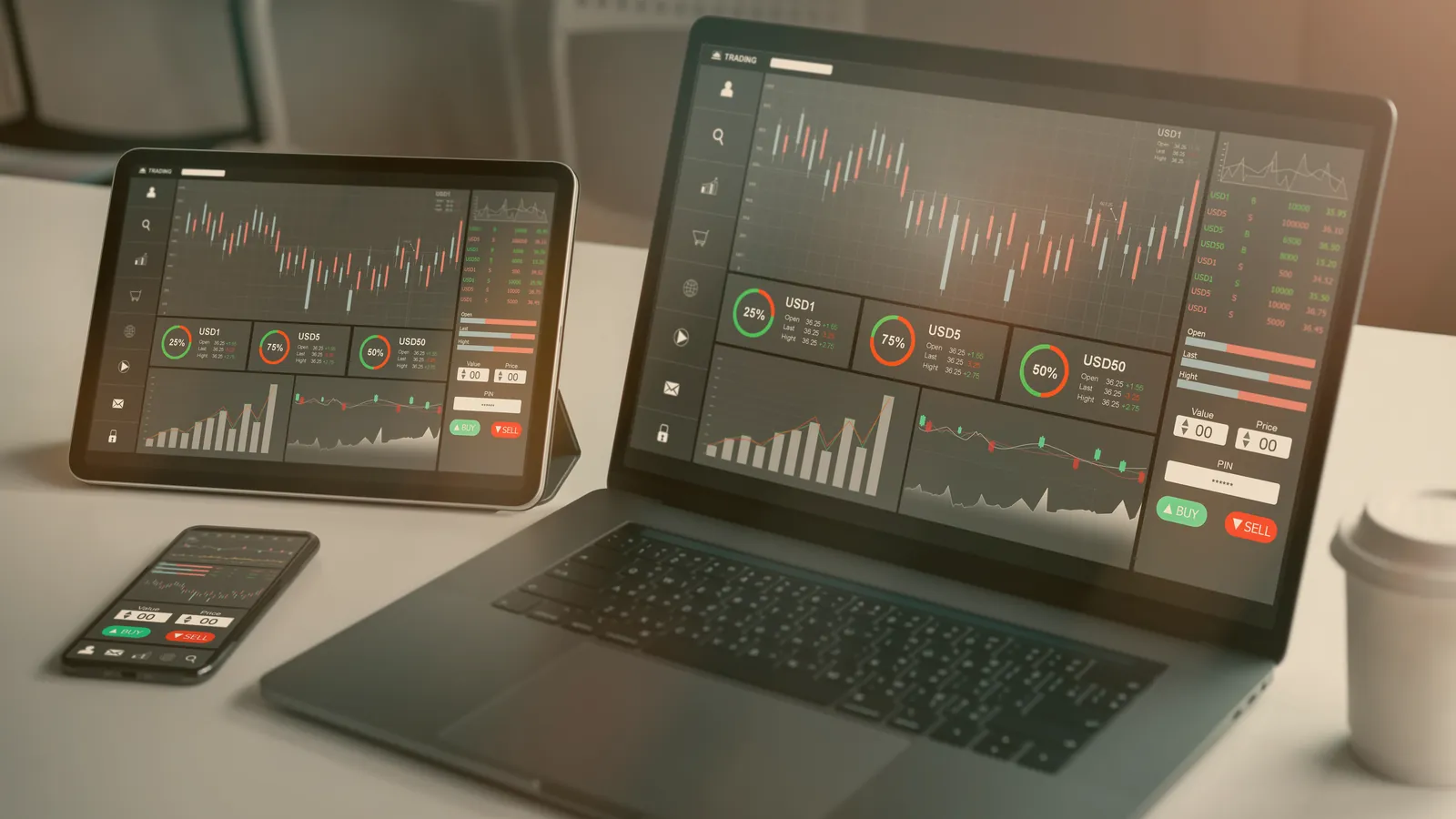 Diseño responsive de una página web corporativa visualizada en ordenador, tableta y móvil