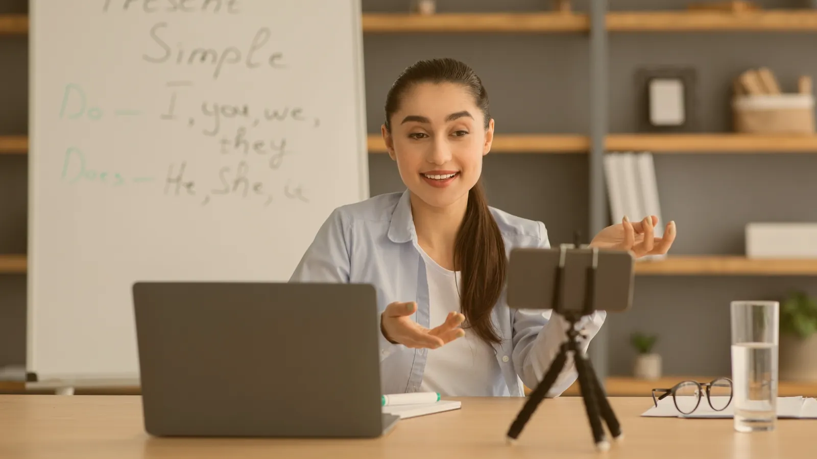 Profesional gestionando una academia online desde un ordenador