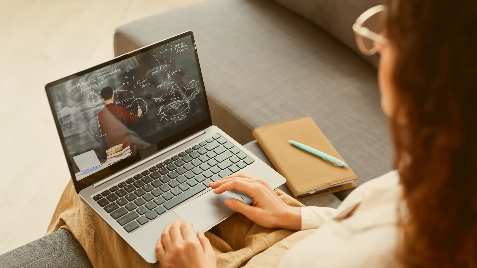 Interfaz de una plataforma de formación online en un ordenador