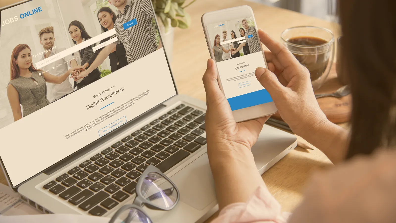 Plataforma para vender cursos online con una interfaz moderna en un ordenador